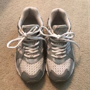 Riddell white sneakers